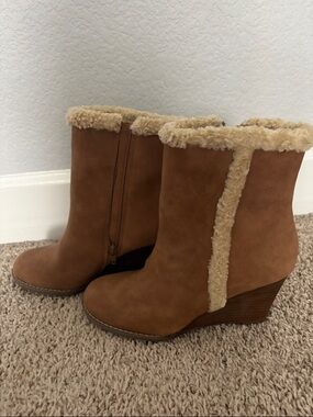 Report Guada wedge bootie